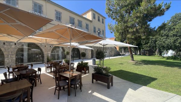 Experience Music Magic at Groovy Garden Caf? Bar